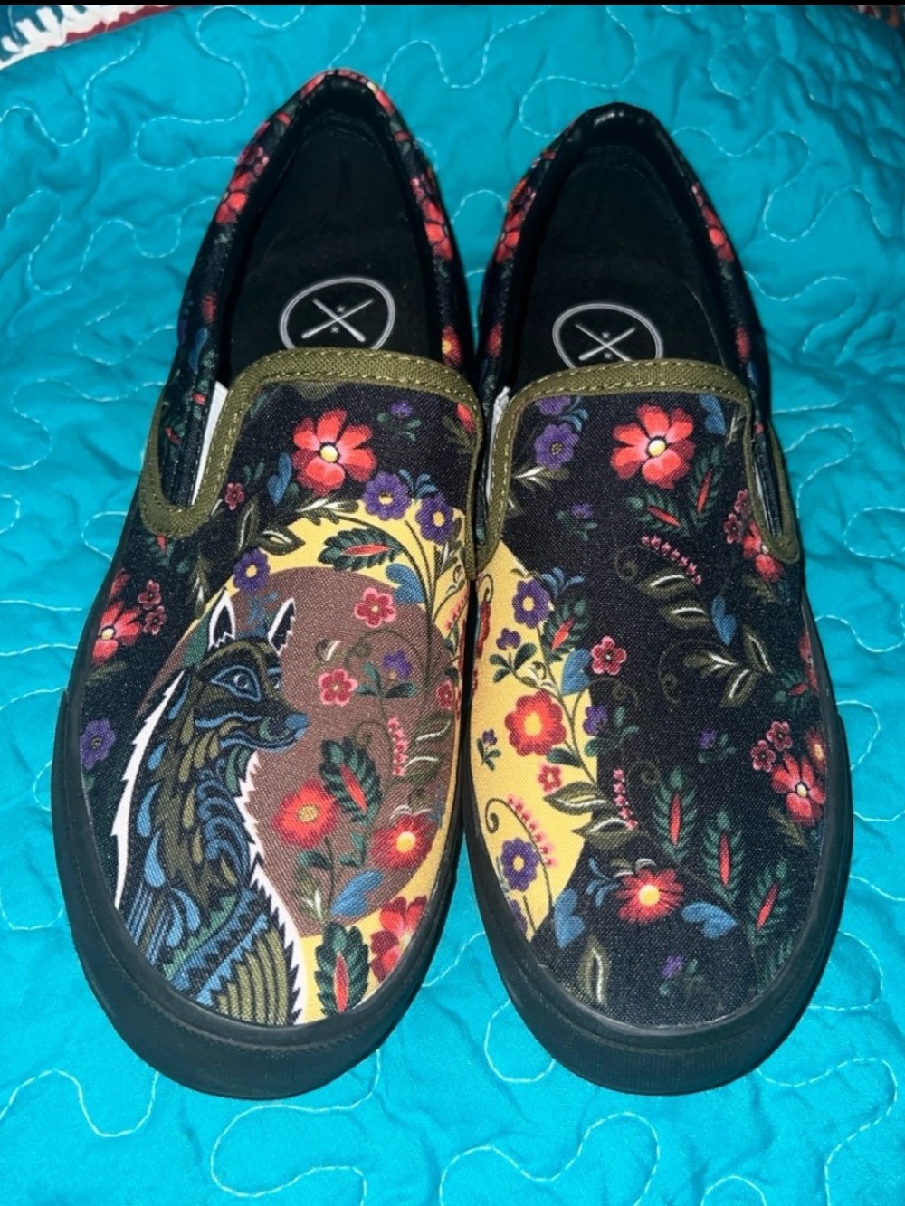INNKAS SLIP ON SNEAKERS FEATURING A WOLF/MOON/FLORAL DESIGN//WOMEN’S SIZE 8